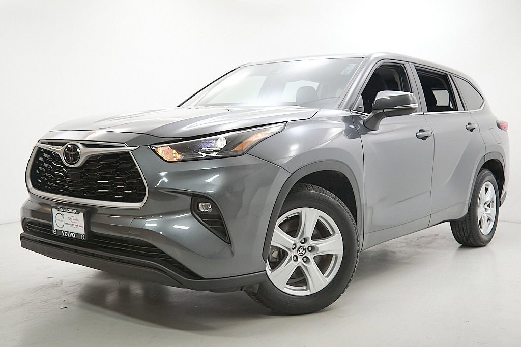 Used 2023 Toyota Highlander LE image 2