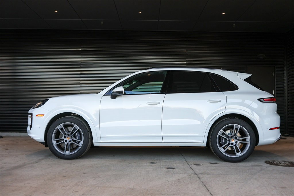 Used 2025 Porsche Cayenne image 2