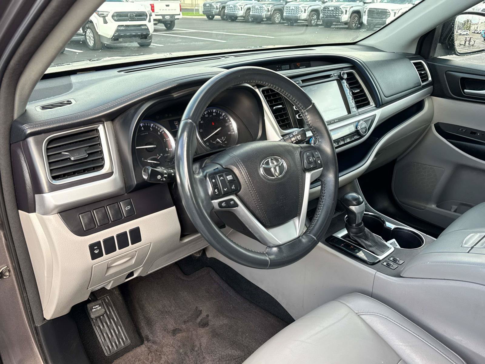 Used 2016 Toyota Highlander XLE w/ Four Season Floor Mat Package AWD/4WD image 11