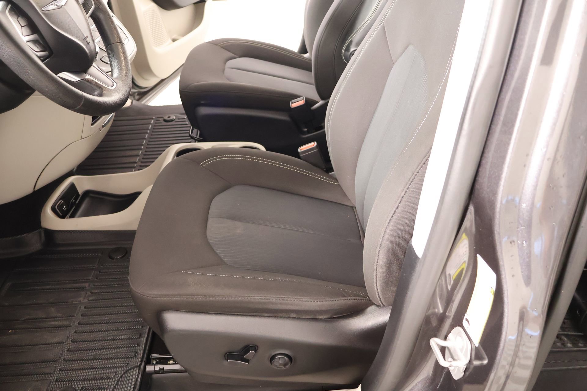 Used 2020 Chrysler Voyager LX image 10