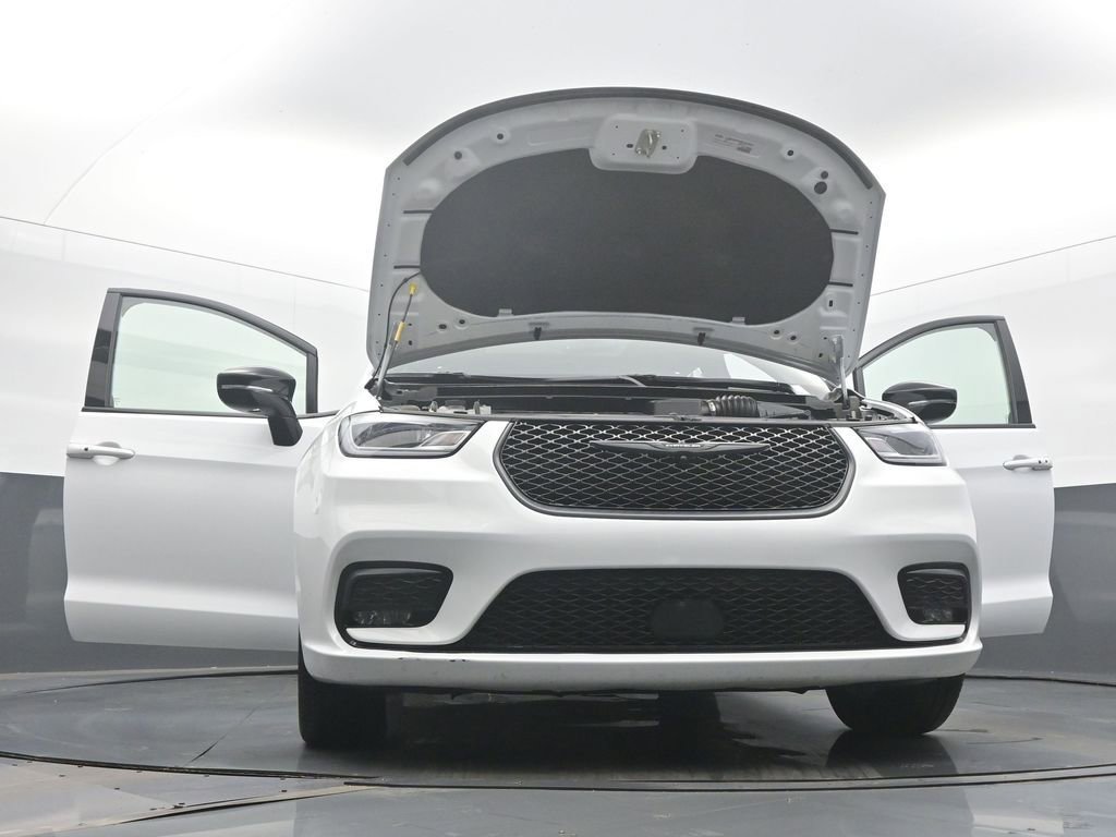 Used 2025 Chrysler Pacifica Limited image 58