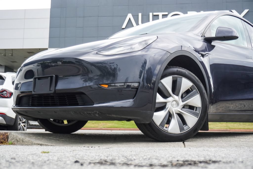 Used 2024 Tesla Model Y Long Range AWD/4WD image 2