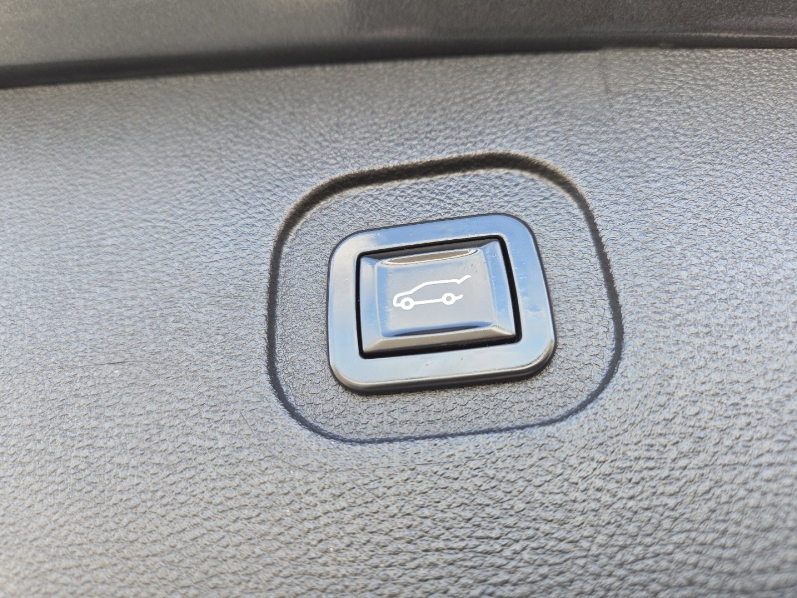 Used 2017 Chevrolet Equinox Premier w/ Enhanced Convenience Package image 18