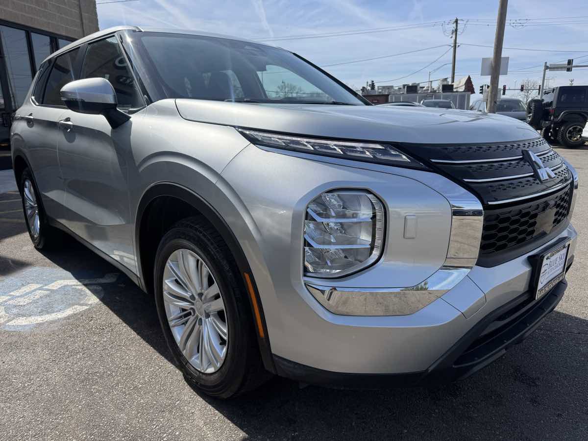 Used 2024 Mitsubishi Outlander ES image 3