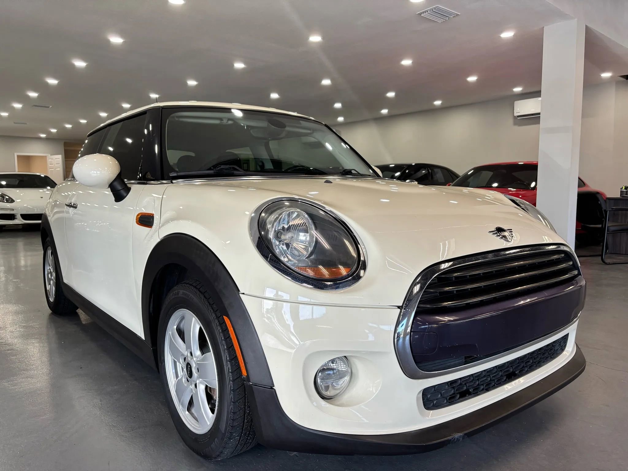 Used 2019 MINI Cooper 2-Door Hardtop w/ Signature Upholstery Package image 1