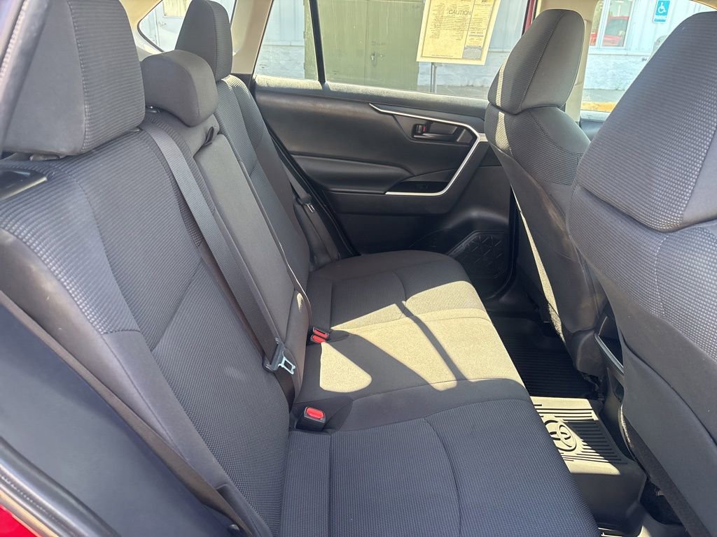 Used 2021 Toyota RAV4 LE AWD/4WD image 26