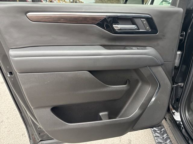 Used 2025 Chevrolet Suburban Z71 image 18