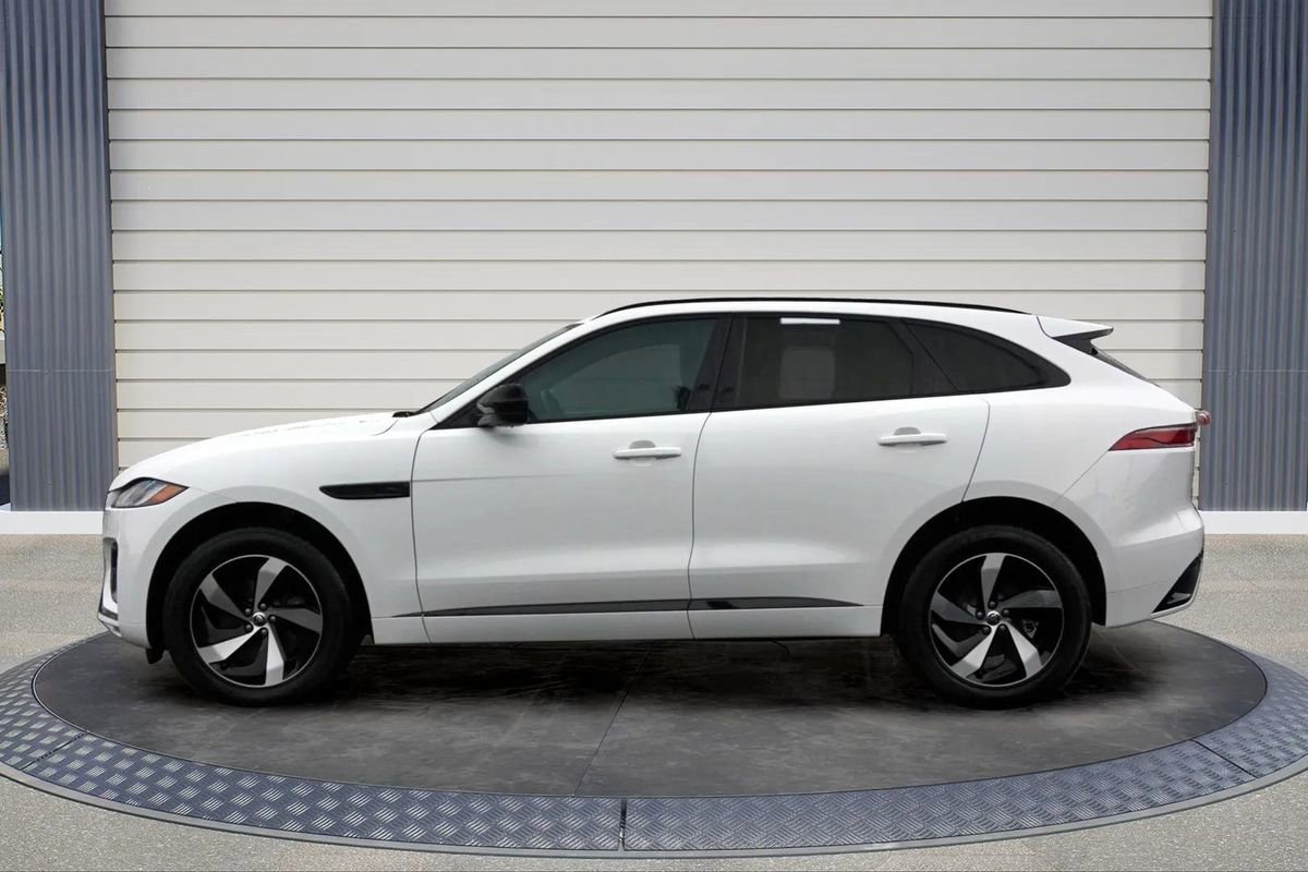 Used 2025 Jaguar F-PACE R-Dynamic S image 4