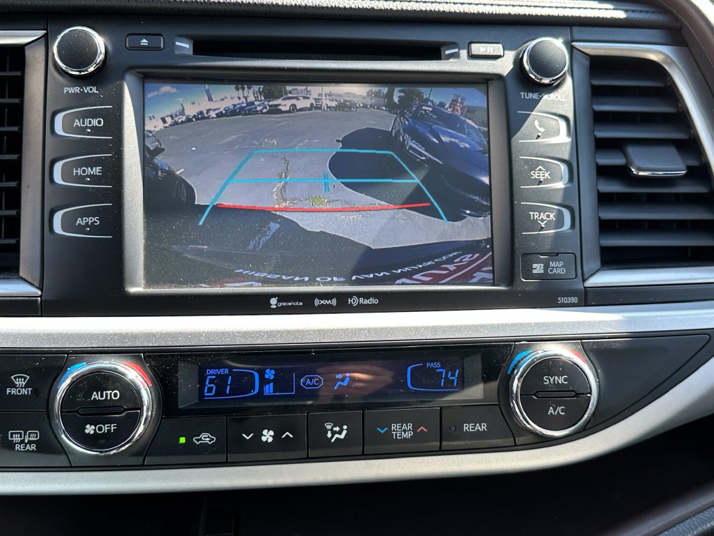 Used 2019 Toyota Highlander XLE FWD image 16