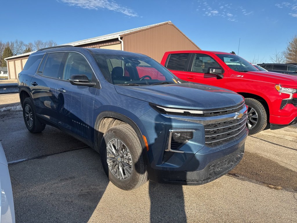 Used 2025 Chevrolet Traverse LT image 3