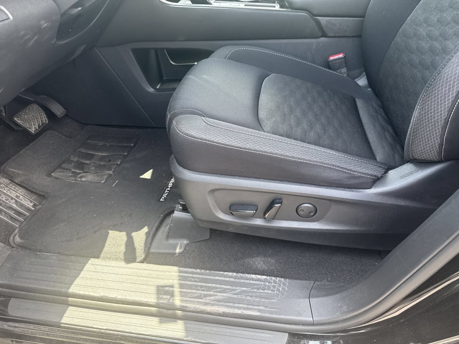 Used 2024 Nissan Pathfinder SV FWD image 7