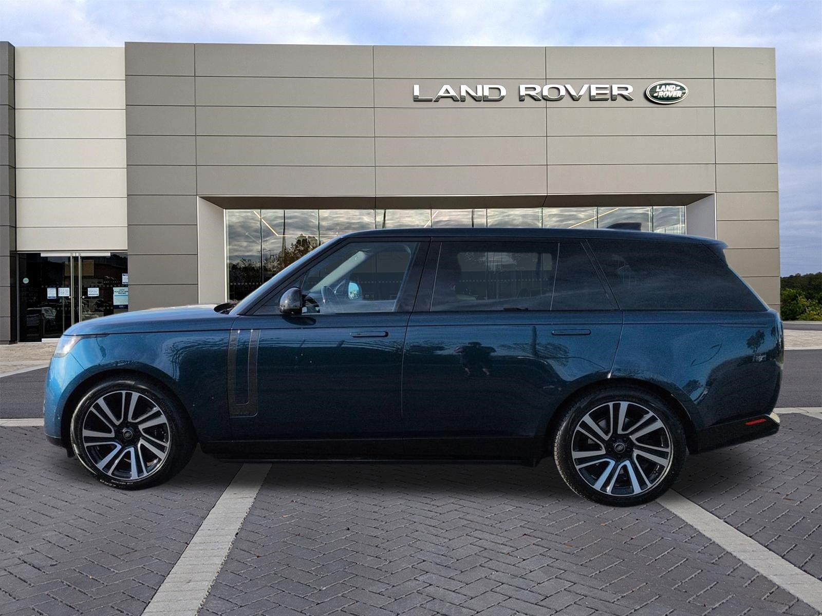 Certified 2023 Land Rover Range Rover Long Wheelbase Autobiography image 8