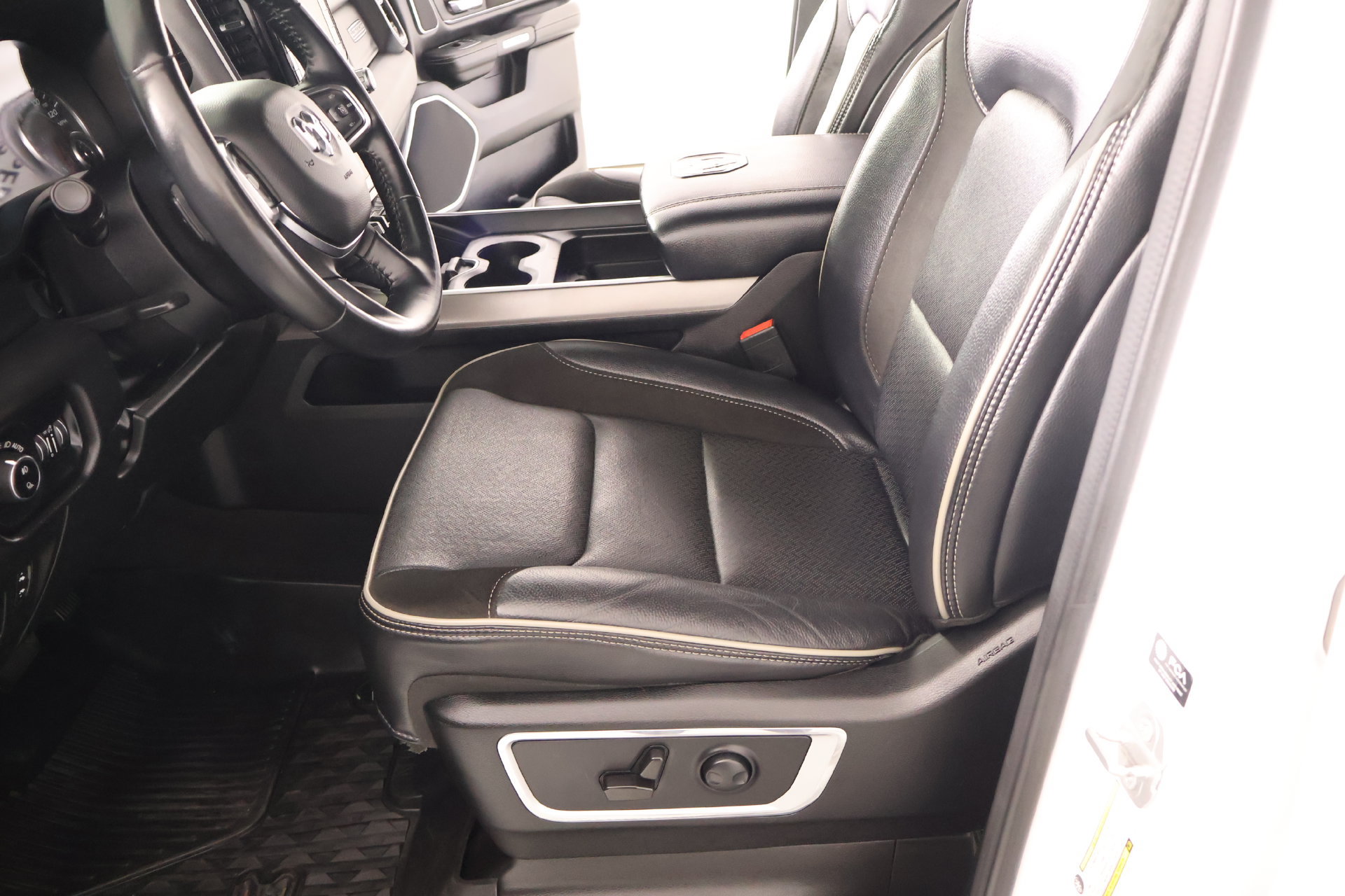 Used 2022 RAM 1500 Laramie AWD/4WD image 12