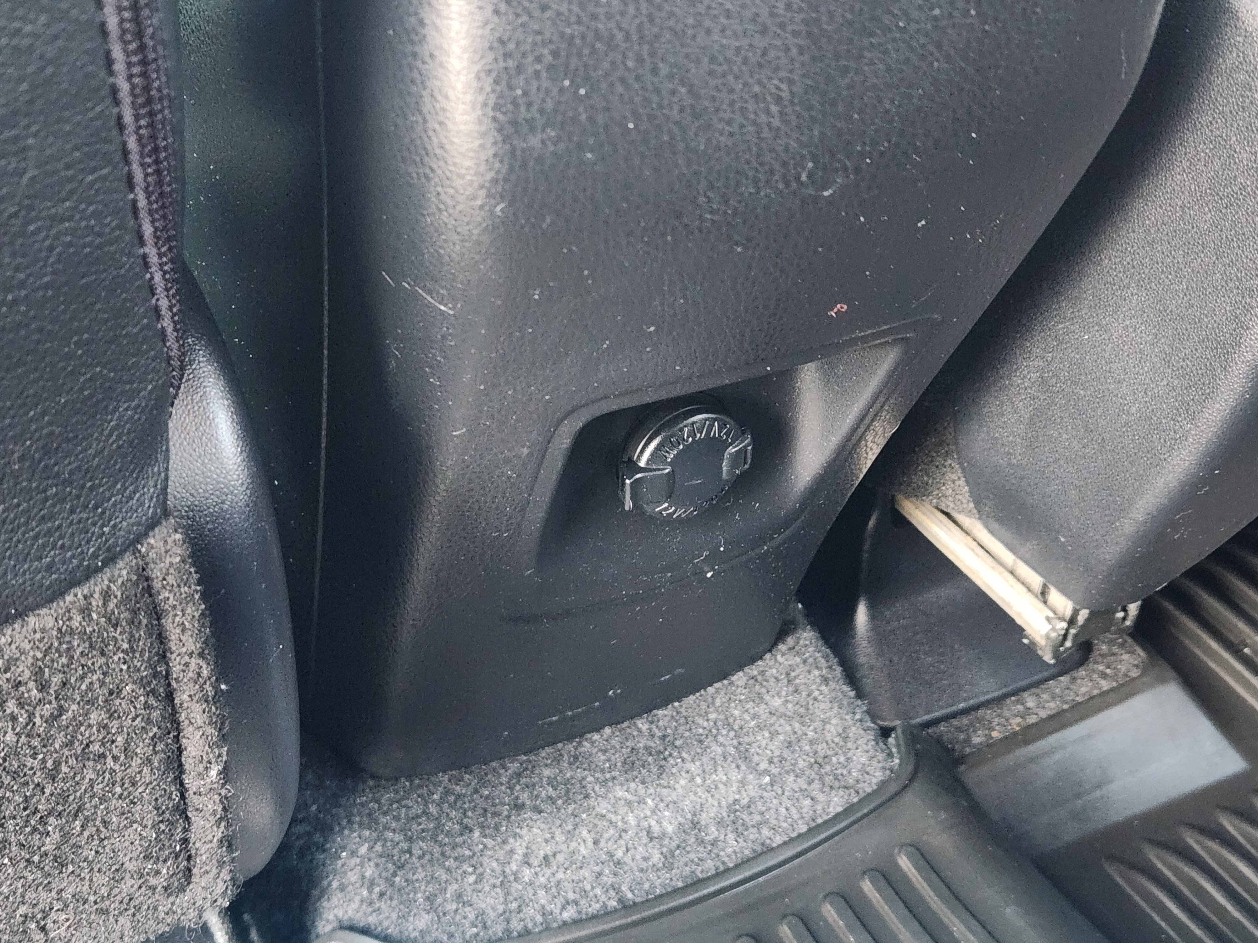 Used 2018 Toyota RAV4 SE image 38