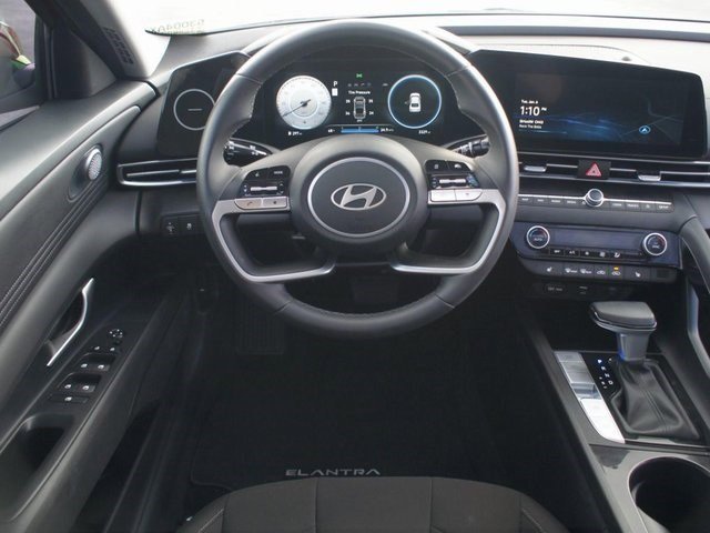 Used 2025 Hyundai Elantra SEL image 5