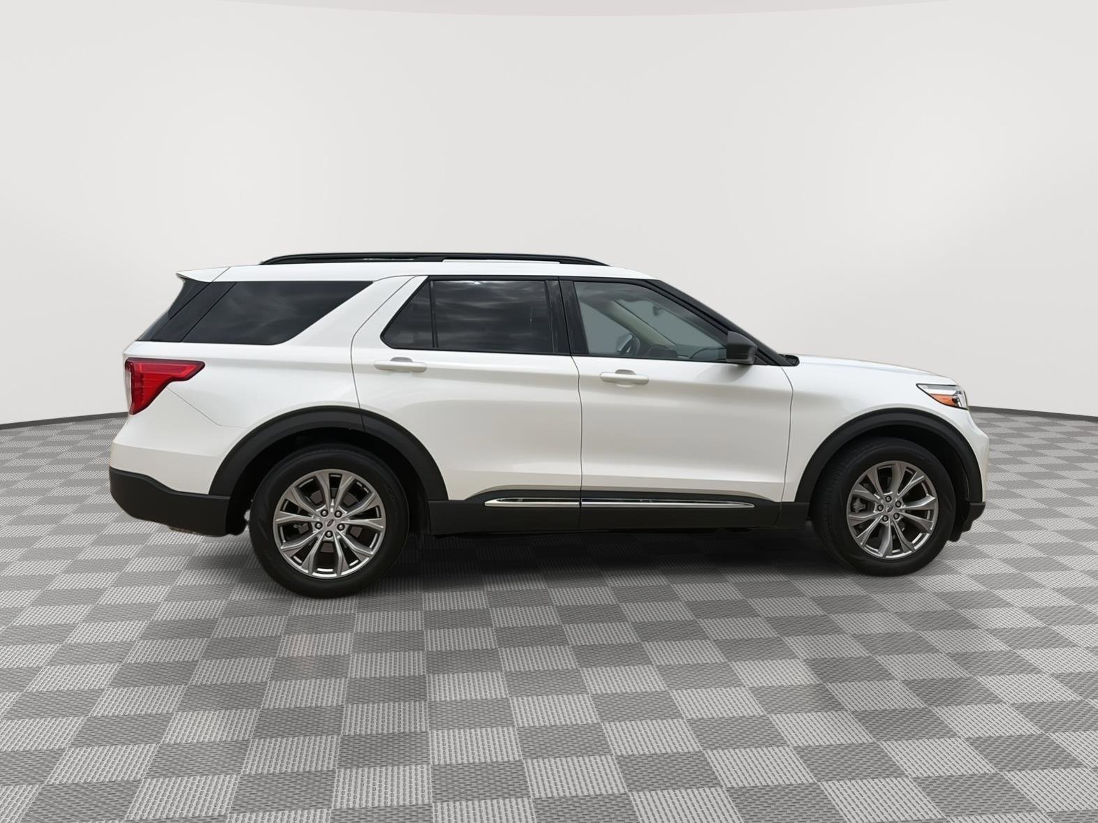 Used 2023 Ford Explorer XLT w/ Equipment Group 202A image 5