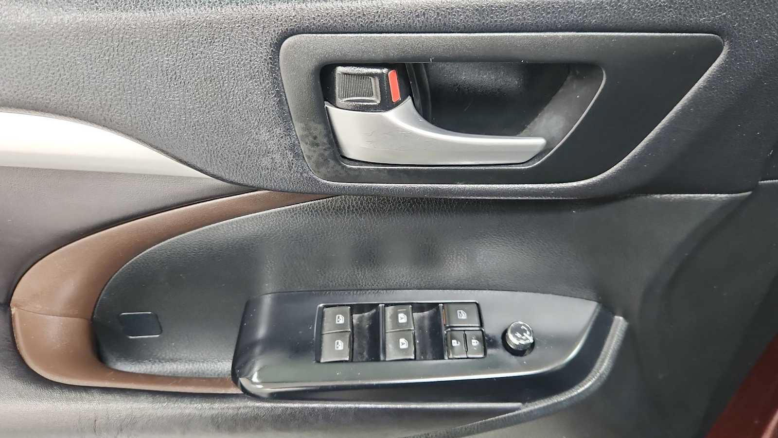 Used 2016 Toyota Highlander XLE AWD/4WD image 15