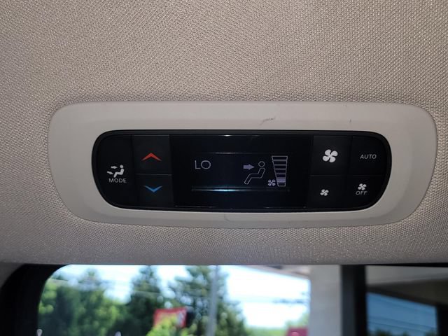 Used 2023 Chrysler Pacifica Touring-L FWD image 27