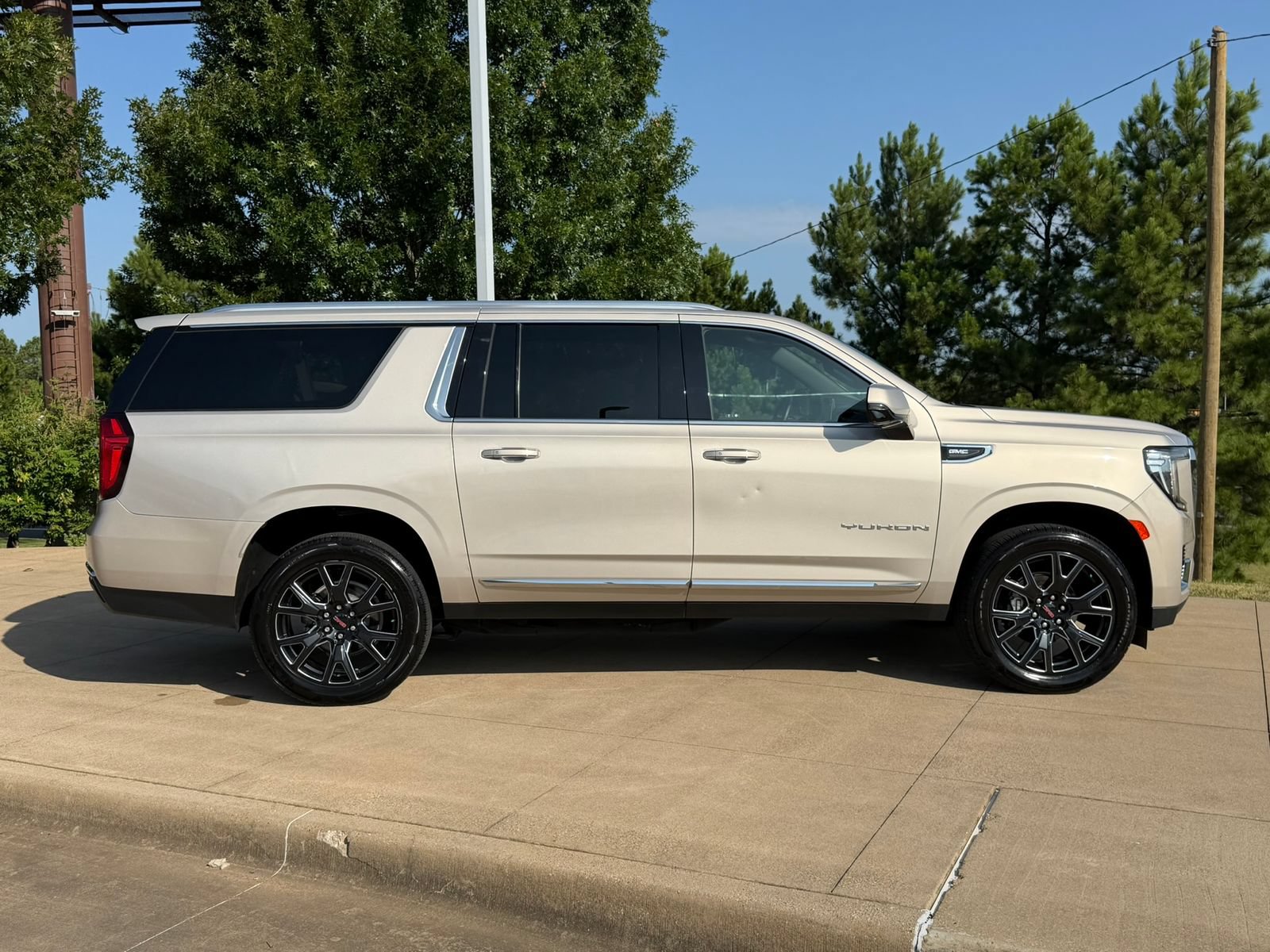 Used 2023 GMC Yukon XL SLT w/ SLT Luxury Package RWD image 7