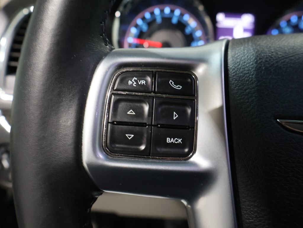 Used 2013 Chrysler Town & Country Touring image 32