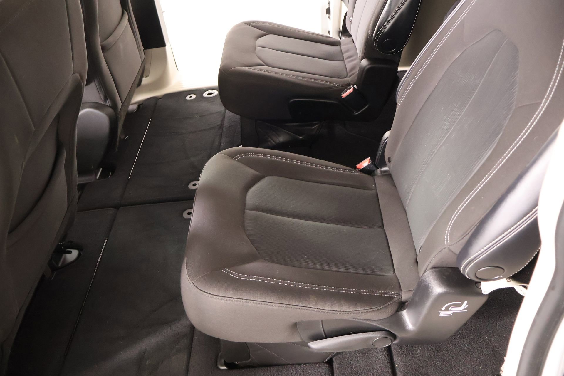 Used 2022 Chrysler Voyager LX image 11