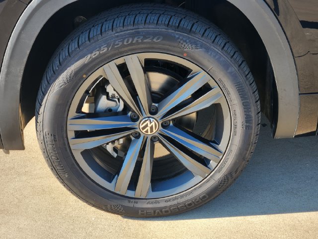 Used 2020 Volkswagen Atlas Cross Sport SE w/ Panoramic Sunroof Package FWD image 12