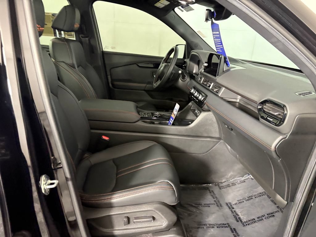 Used 2025 Honda Pilot TrailSport image 39