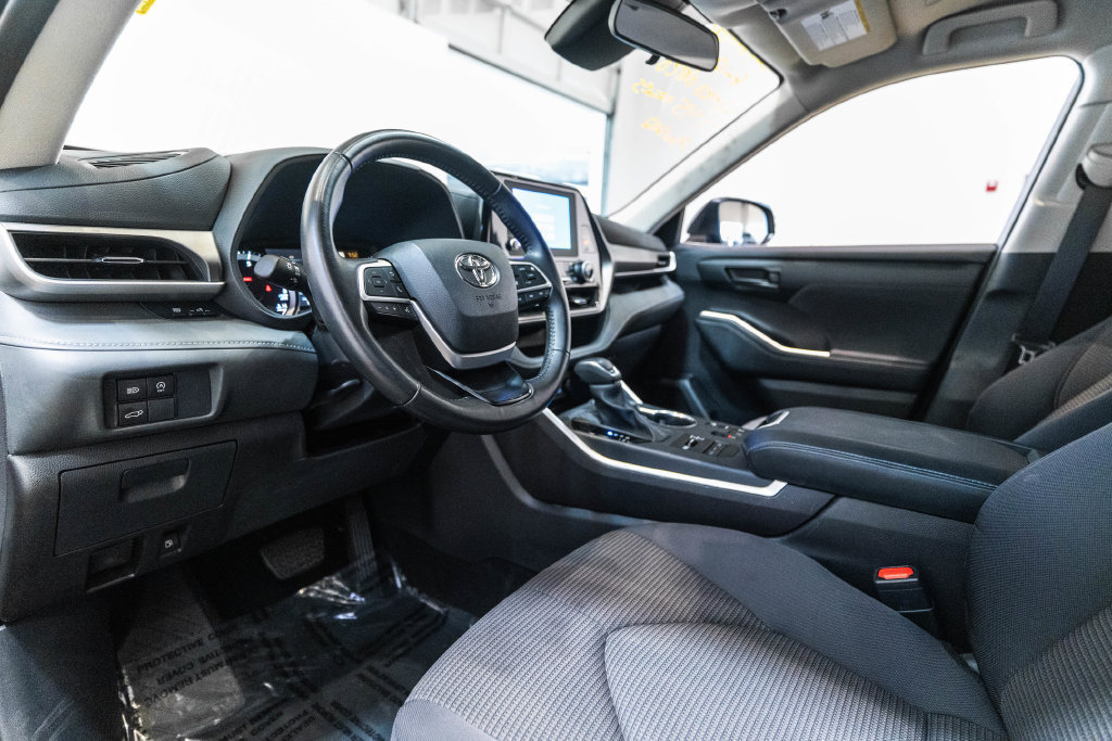 Used 2025 Toyota Highlander LE AWD/4WD image 4