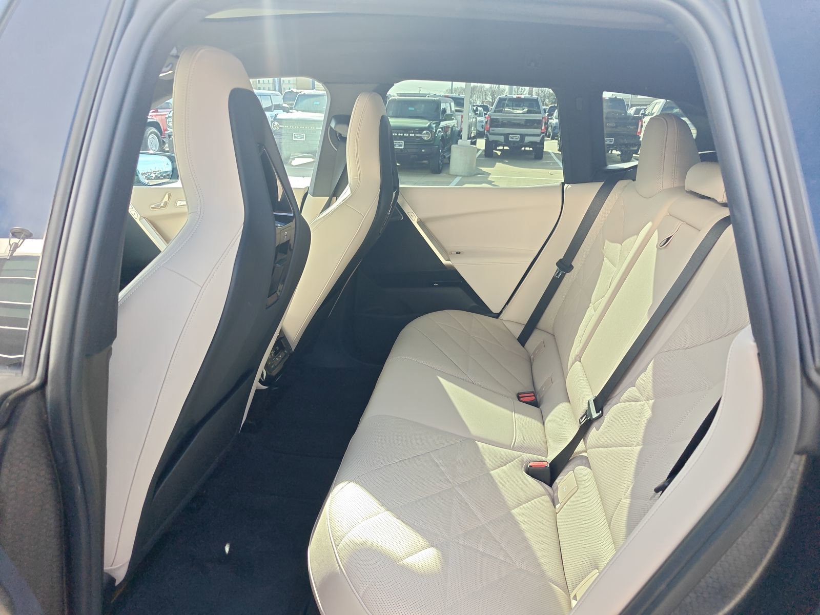 Used 2024 BMW iX xDrive50 w/ Premium Package image 28