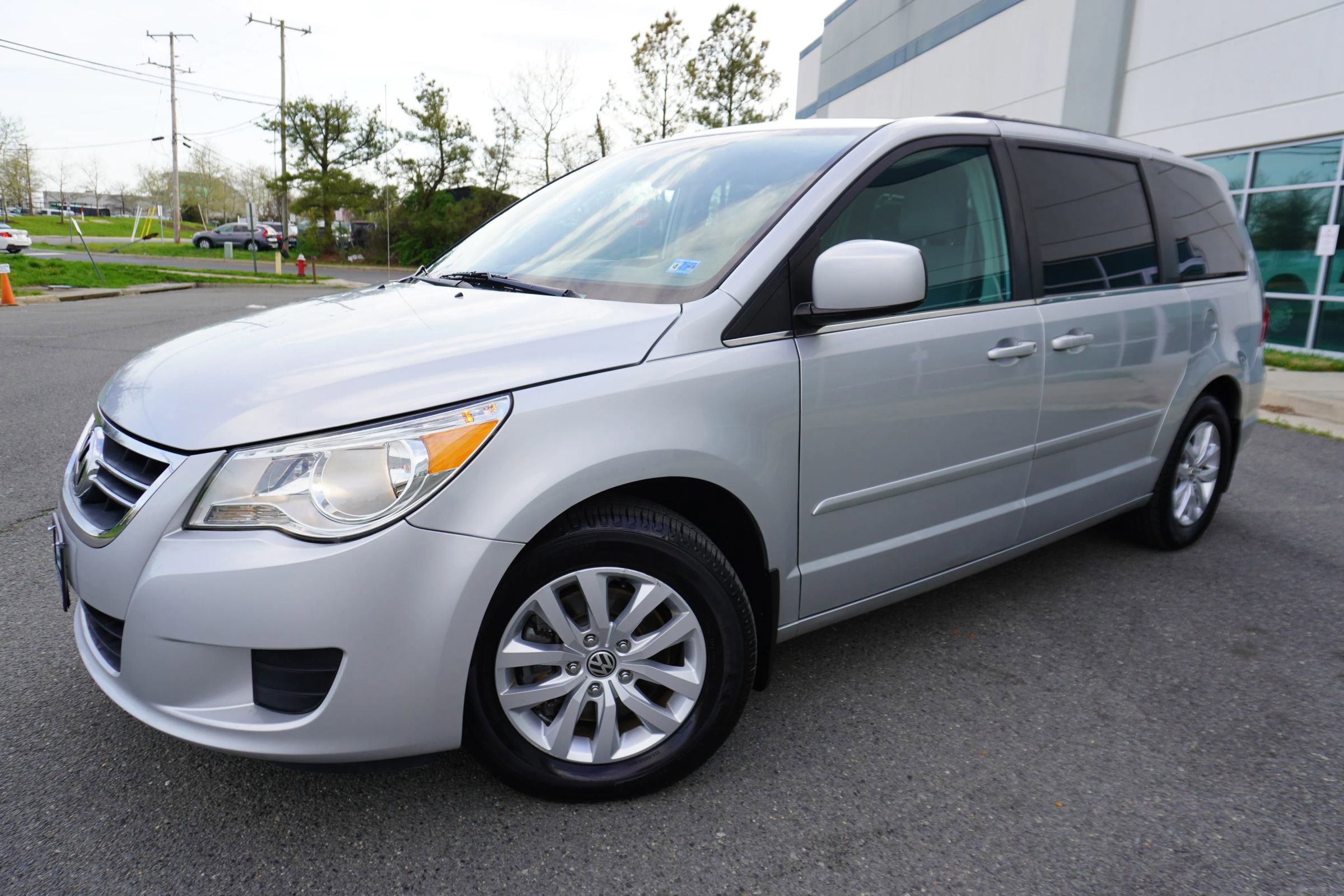 Used 2012 Volkswagen Routan SE FWD image 3