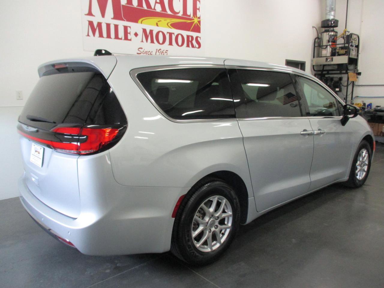 Used 2024 Chrysler Pacifica Touring-L image 7