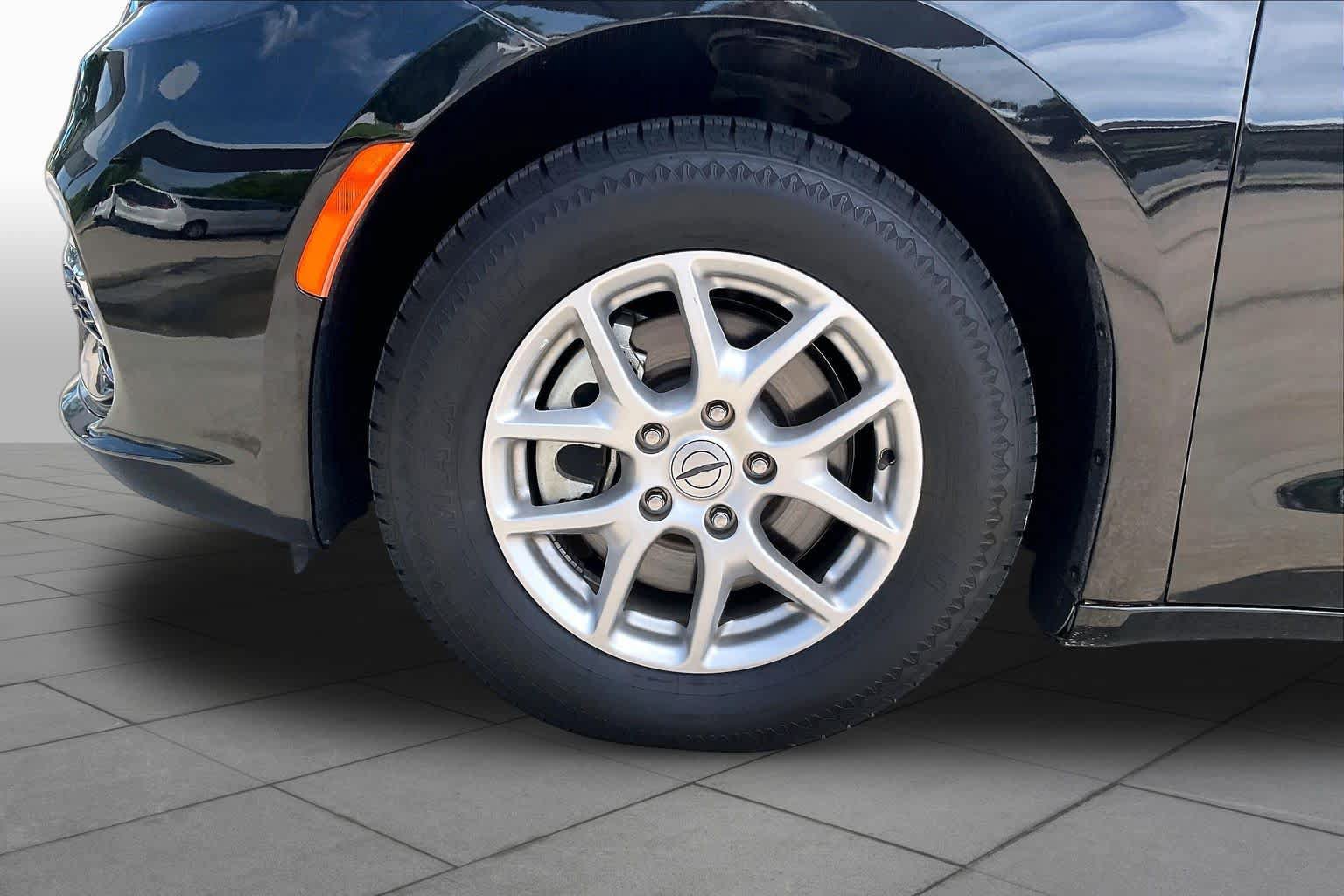 Certified 2024 Chrysler Pacifica Touring-L FWD image 11