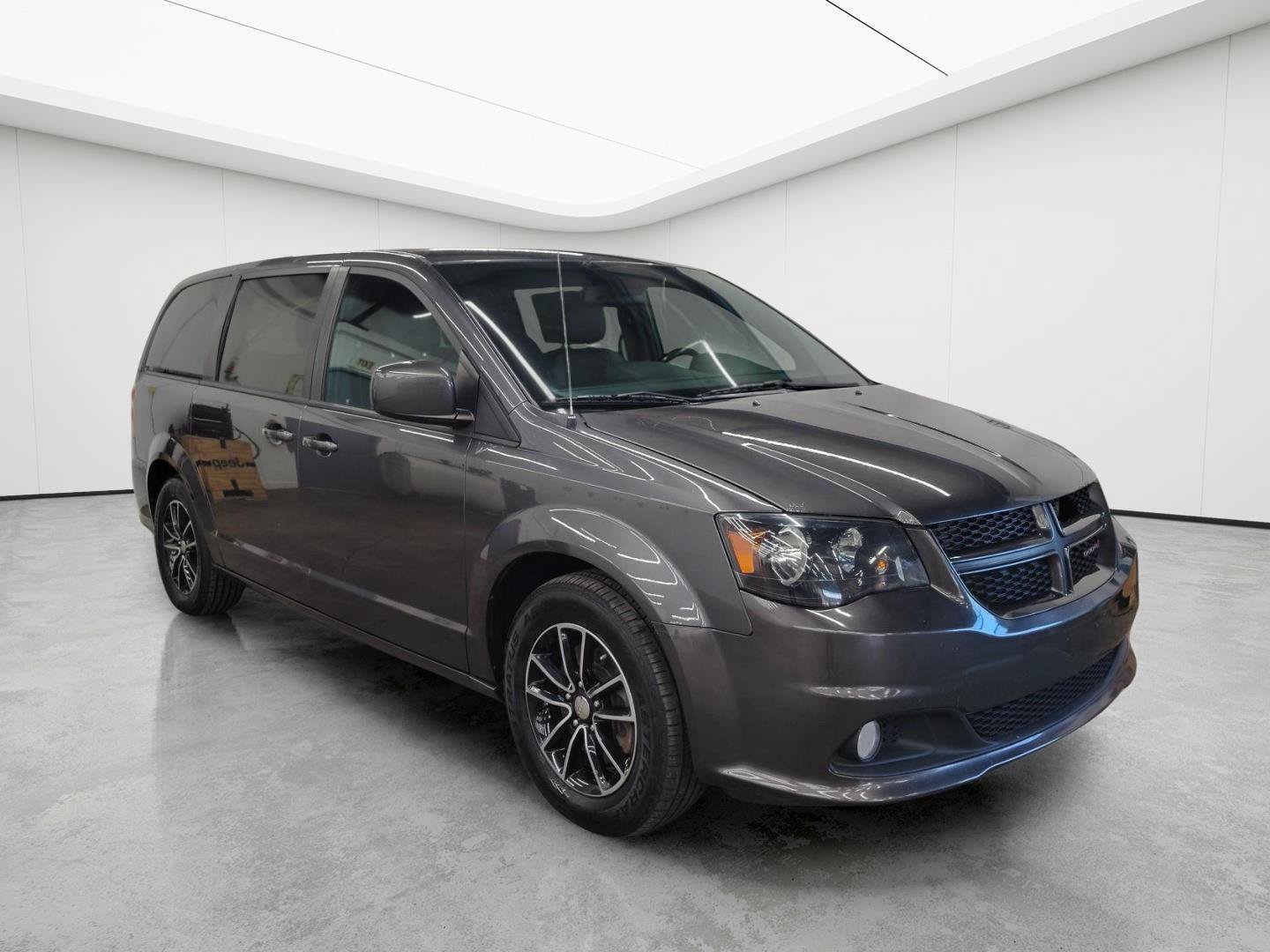 Used 2019 Dodge Grand Caravan GT FWD image 2