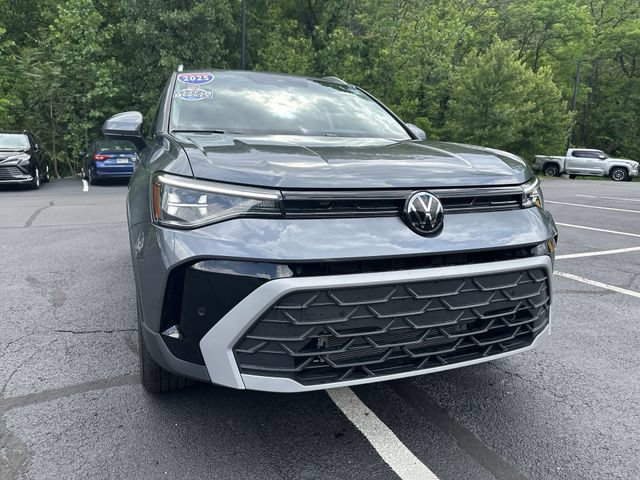 Used 2025 Volkswagen Taos SE w/ Panoramic Sunroof Package AWD/4WD image 11