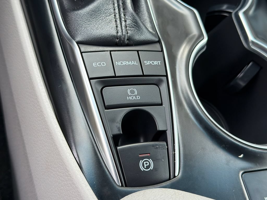 Used 2018 Toyota Camry XLE FWD image 32