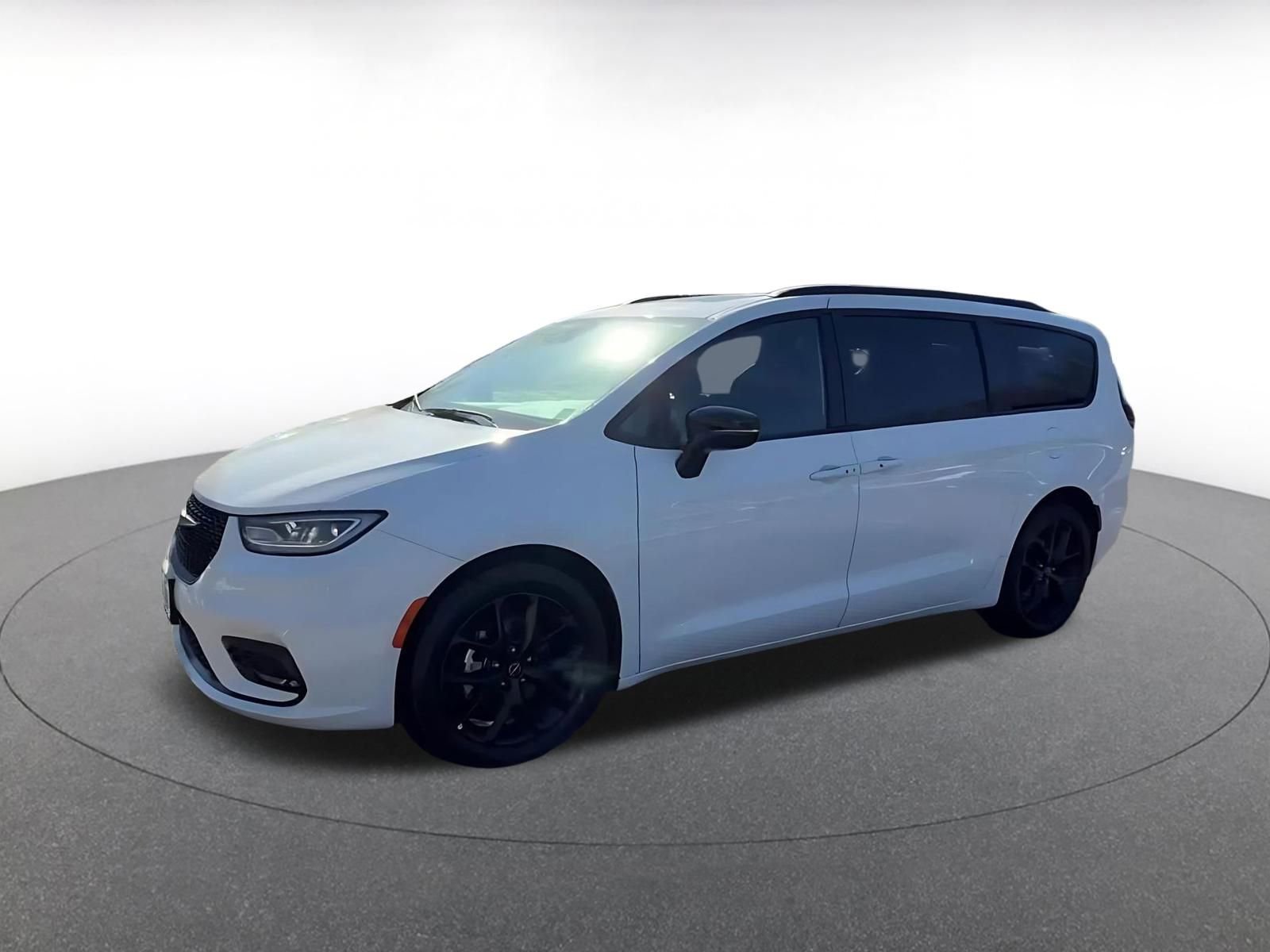 Used 2025 Chrysler Pacifica Limited image 8