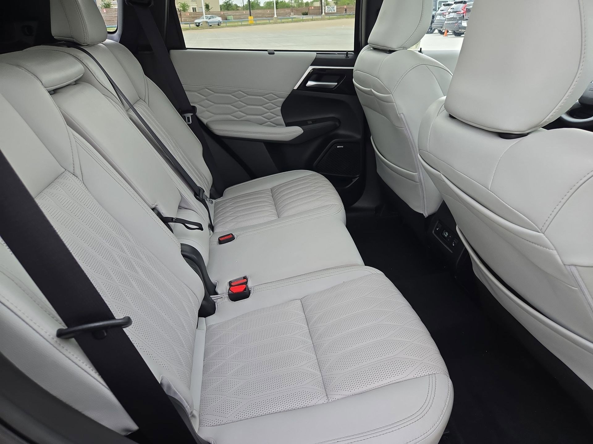 Used 2025 Mitsubishi Outlander SEL image 32