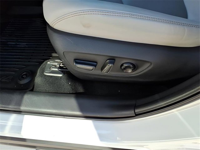 Used 2022 Toyota RAV4 XLE Premium image 12