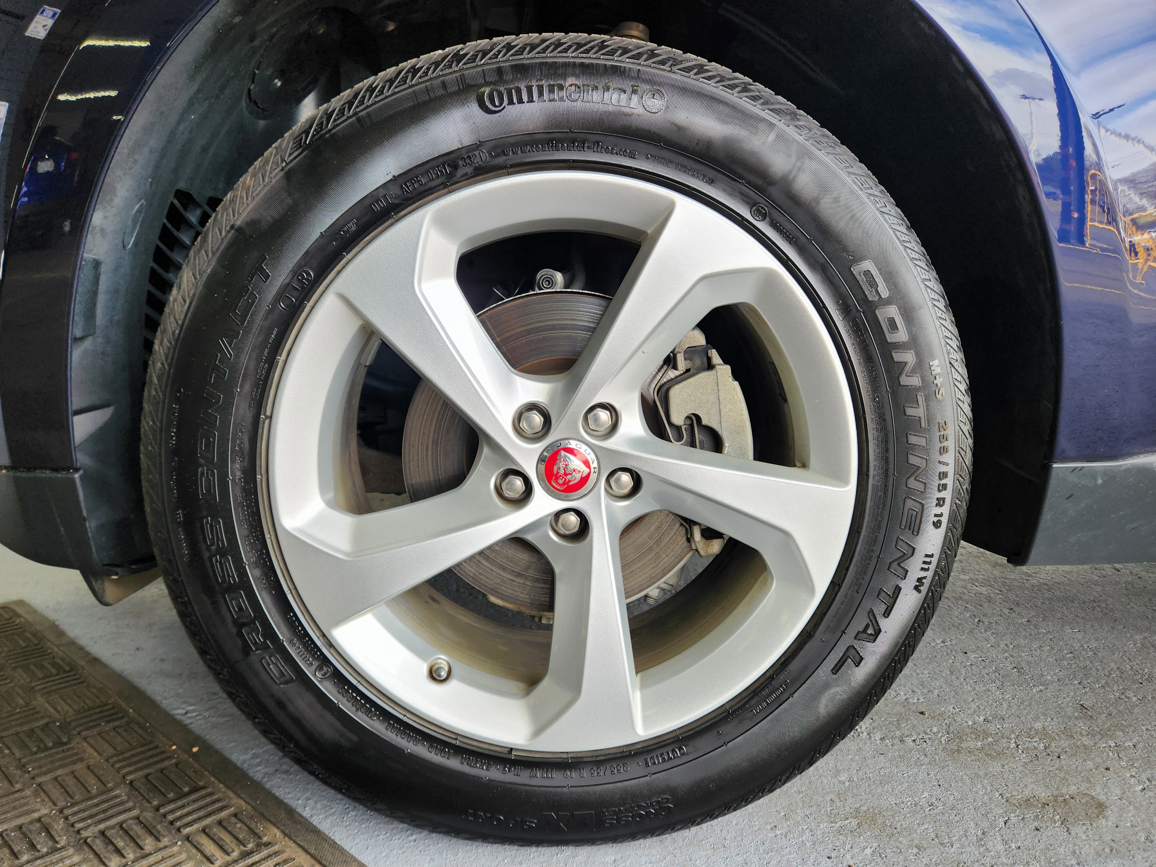 Used 2019 Jaguar F-PACE Premium image 24