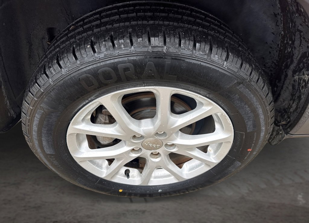 Used 2015 Jeep Cherokee Latitude FWD image 16