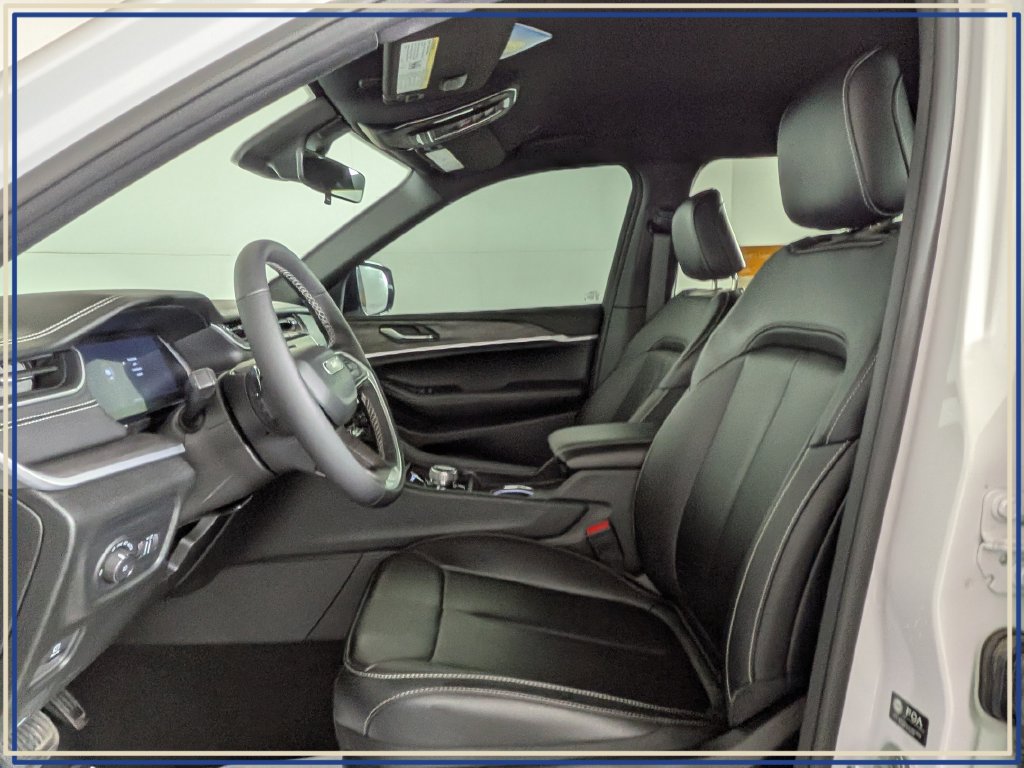 Certified 2025 Jeep Grand Cherokee Limited AWD/4WD image 18