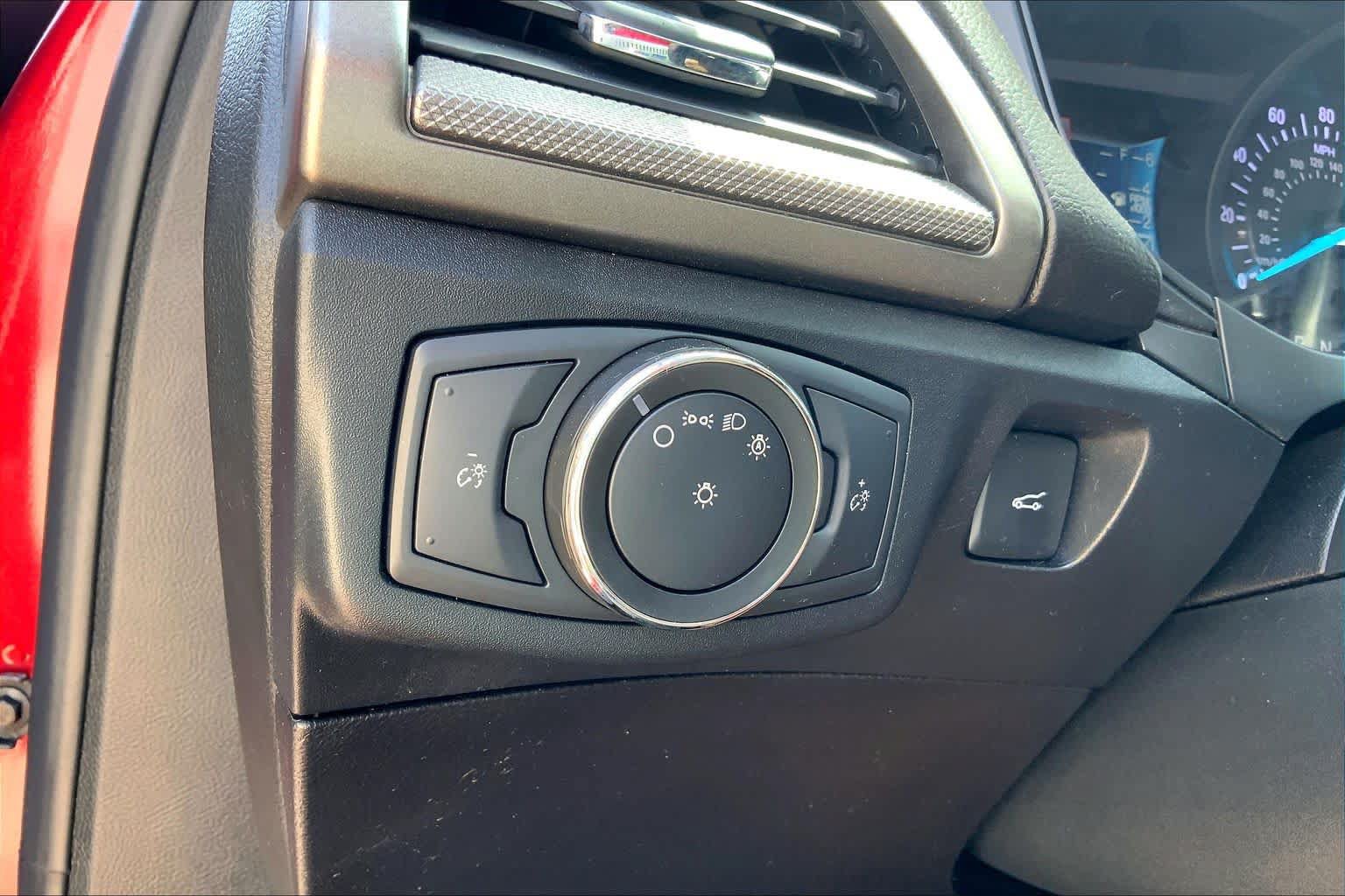 Used 2018 Ford Fusion SE w/ Fusion SE Technology Package FWD image 32