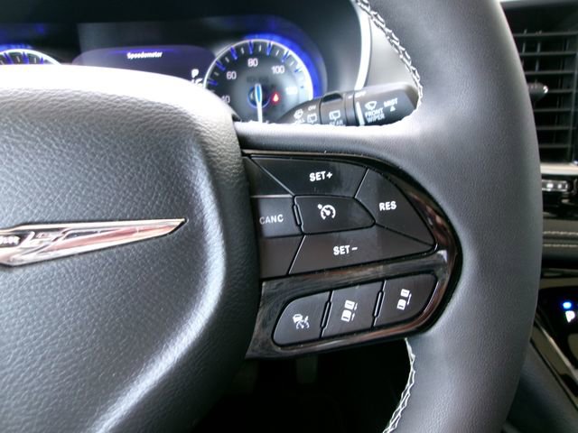 Used 2025 Chrysler Pacifica Limited image 11