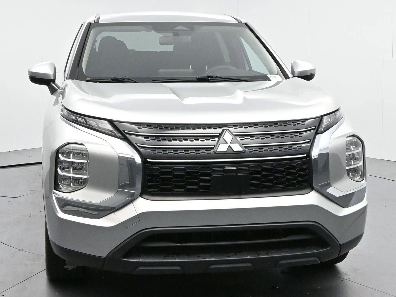 Used 2022 Mitsubishi Outlander ES image 2