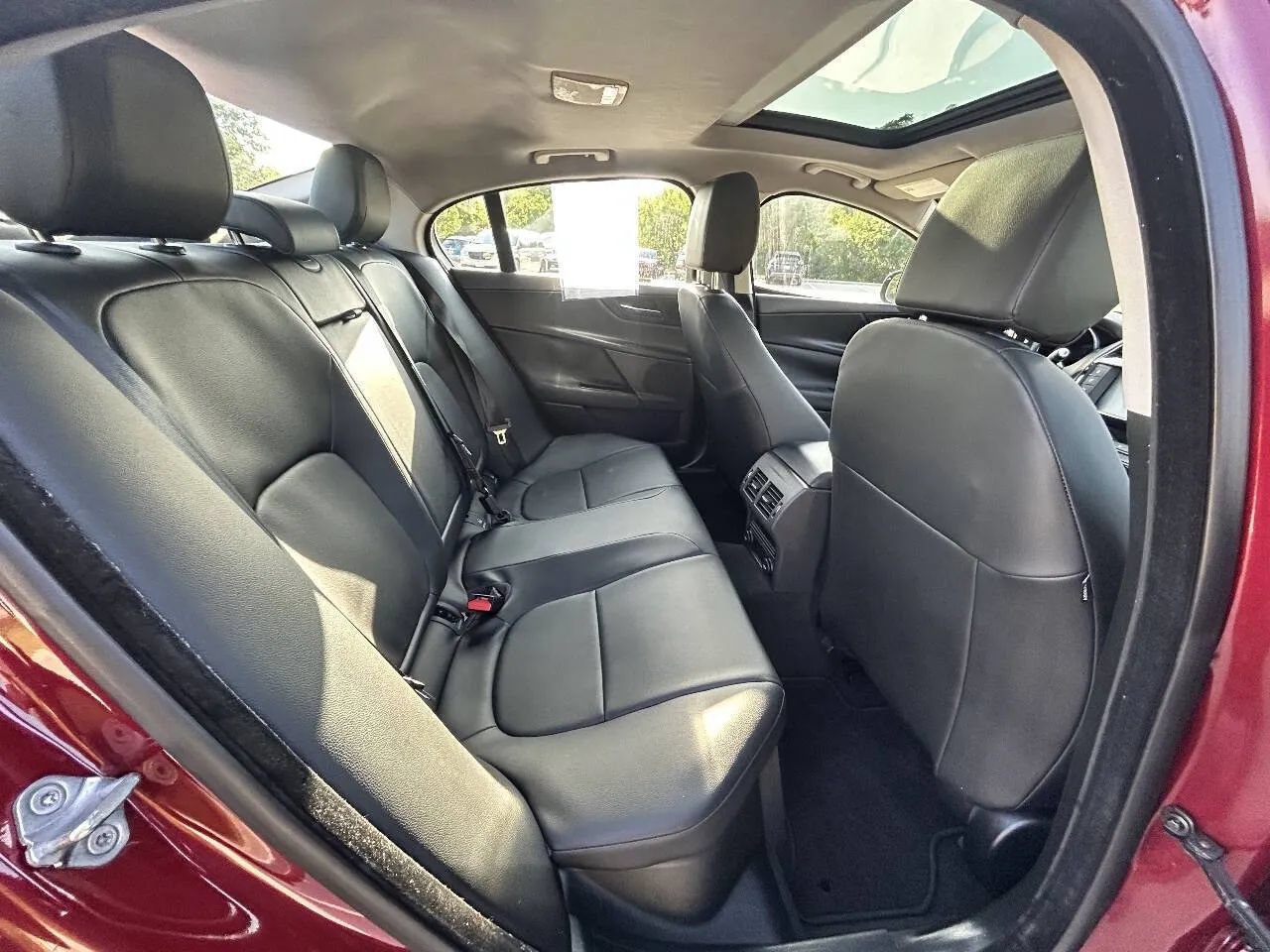 Used 2017 Jaguar XE Premium RWD image 14