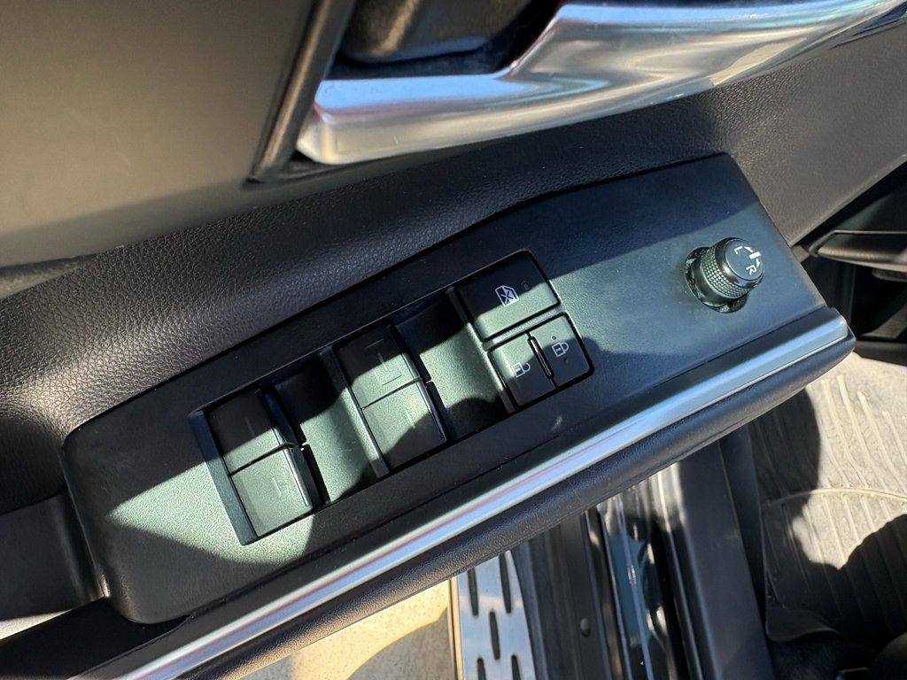 Used 2021 Toyota Highlander XLE image 11