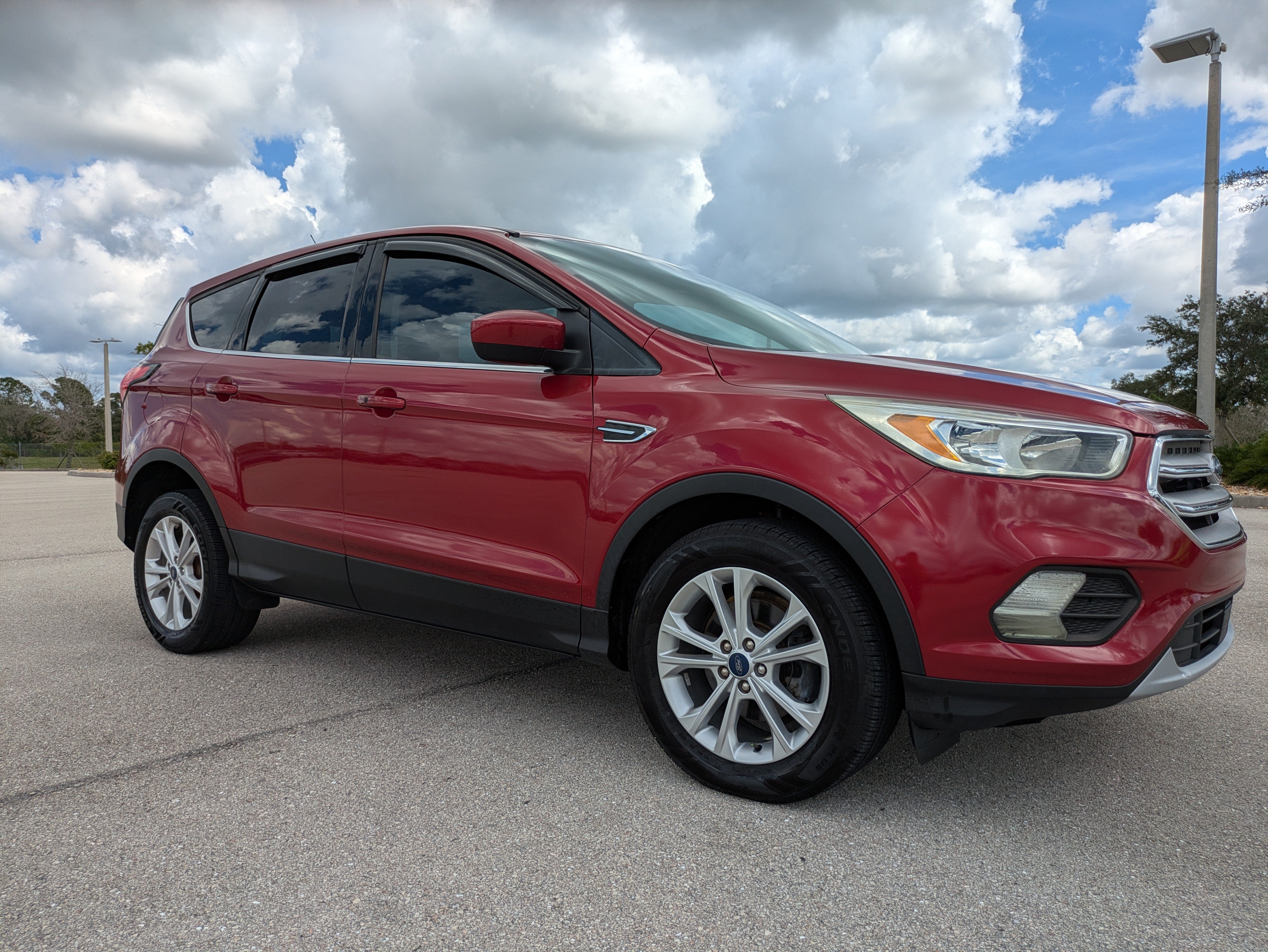 Used 2019 Ford Escape SE FWD image 2