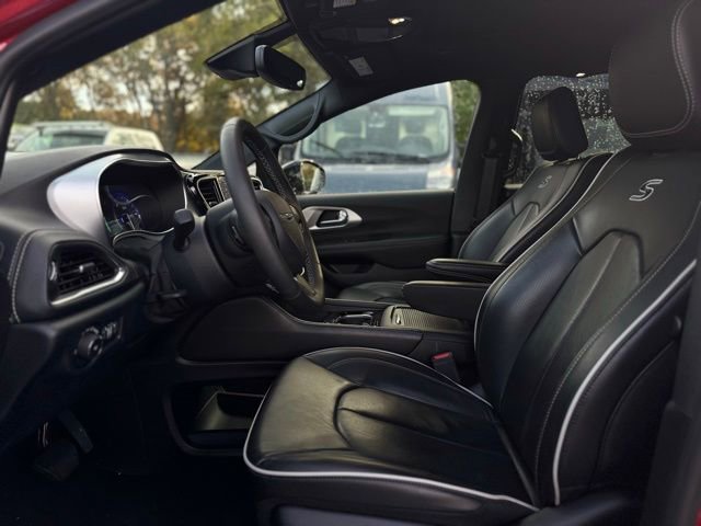 Certified 2025 Chrysler Pacifica Limited image 19