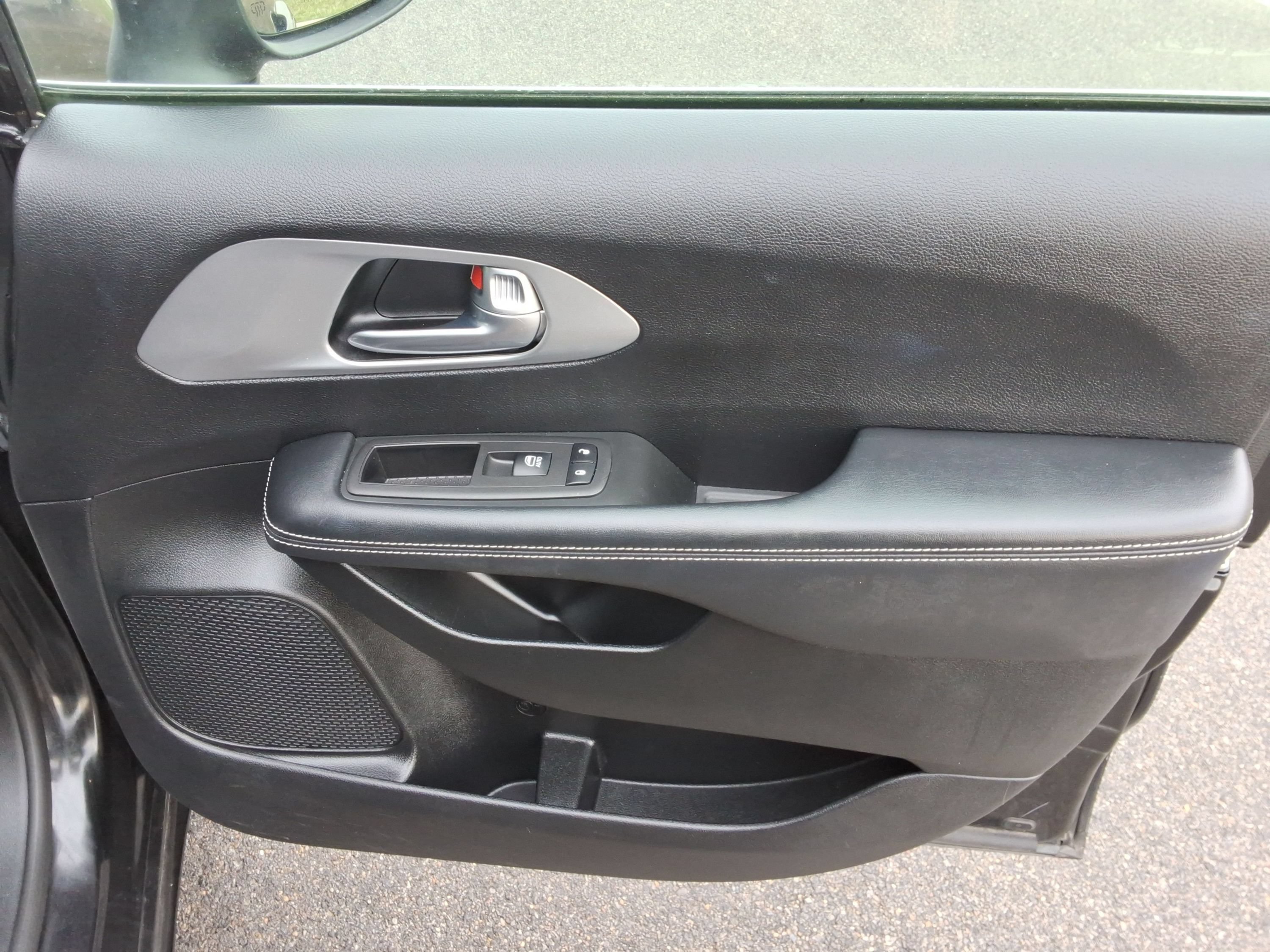 Used 2023 Chrysler Pacifica Touring FWD image 25