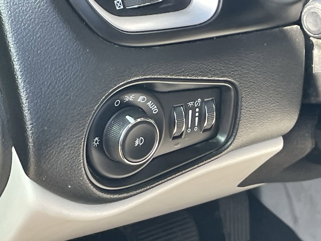 Used 2018 Jeep Renegade Latitude FWD image 7